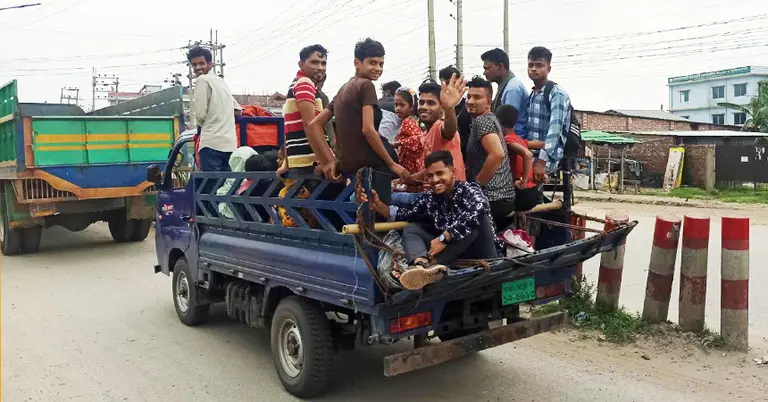 খোলা পিকআপে বাড়ি ফিরছেন মানুষ